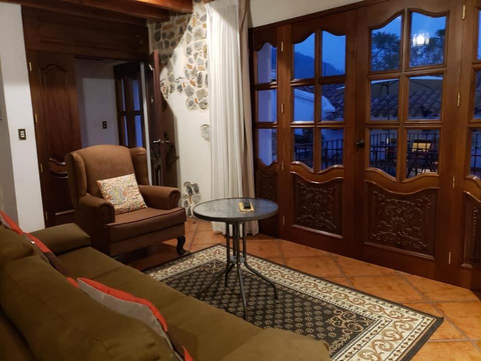 Bed and Breakfast La Casa De La Alameda Антигуа-Гватемала Экстерьер фото