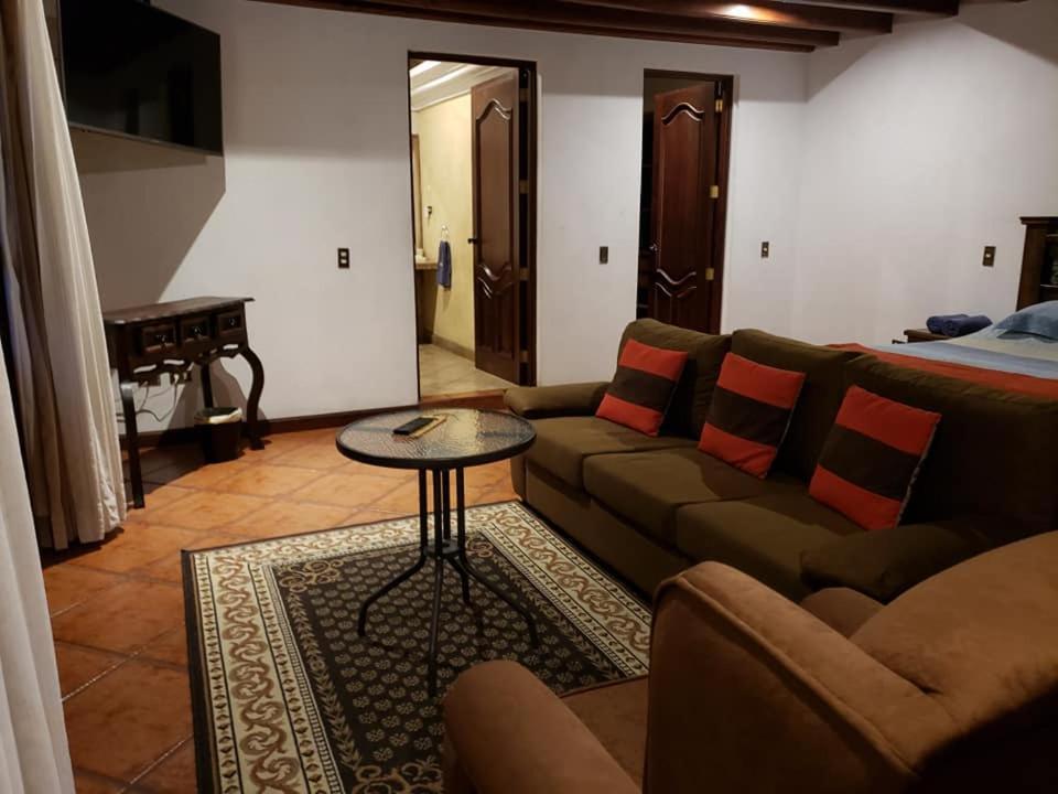 Bed and Breakfast La Casa De La Alameda Антигуа-Гватемала Экстерьер фото